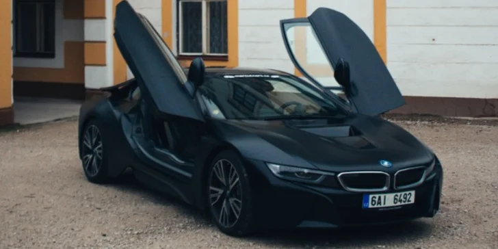 Jízda v milionovém bouráku: futuristický vůz BMW i8 Frozen Black Edition