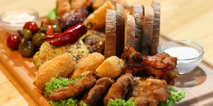 Dáte si vepřové i kuřecí řízečky, smažené sýry, BBQ křidýlka i zeleninu. Chybět samozřejmě nebudou dipy a chleba.