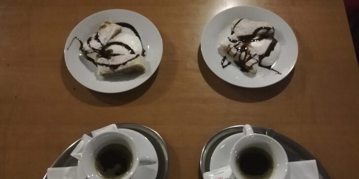 Espresso nebo latté macchiato s štrúdl se šlehačkou pro 2 osoby