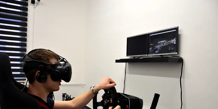 V kůži profi závodníka: racing na simulátoru, který kopíruje pohyb auta