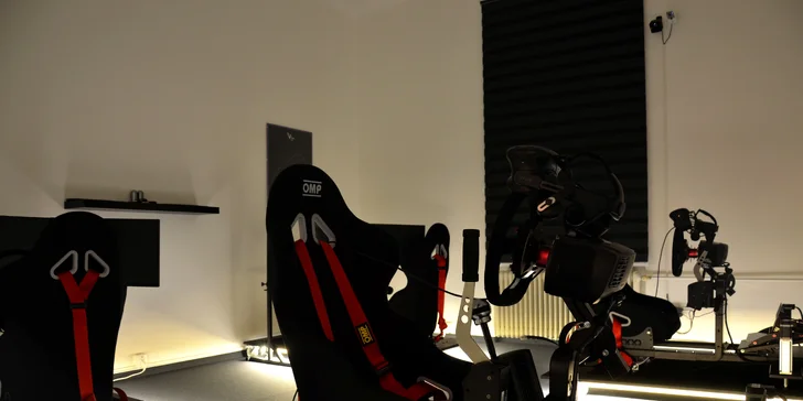 V kůži profi závodníka: racing na simulátoru, který kopíruje pohyb auta