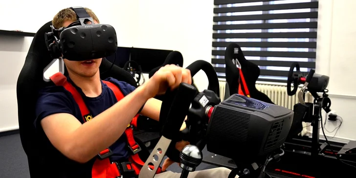 V kůži profi závodníka: racing na simulátoru, který kopíruje pohyb auta