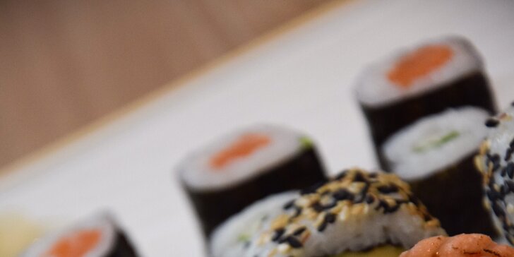 24 lahodných kousků sushi s krabím krémem, lososem a dalšími pochoutkami
