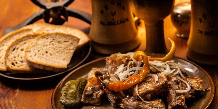 ½ či 1 kg šťavnaté pečínky: Medová nebo pikantní žebra s chlebem i doplňky