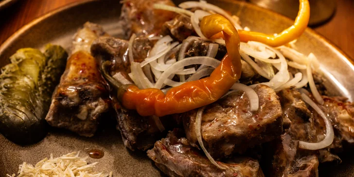 ½ či 1 kg šťavnaté pečínky: Medová nebo pikantní žebra s chlebem i doplňky