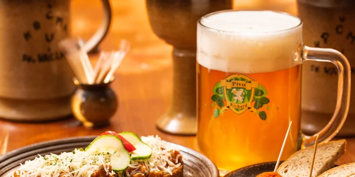 Regionální pivo a bašta k tomu: topinka s masovou směsí i nivové koule
