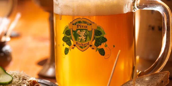 Regionální pivo a bašta k tomu: topinka s masovou směsí i nivové koule