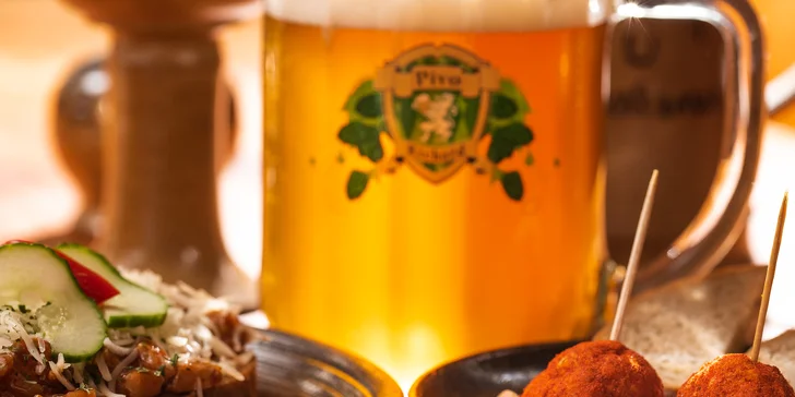 Regionální pivo a bašta k tomu: topinka s masovou směsí i nivové koule