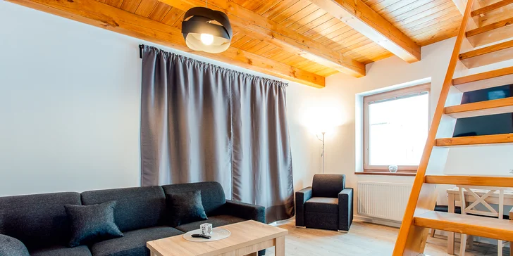  V prípade apartmánov vám bude k dispozícii dvojpodlažná chata, pričom na prízemí je spoločenská miestnosť s TV a rozkladacím gaučom. 