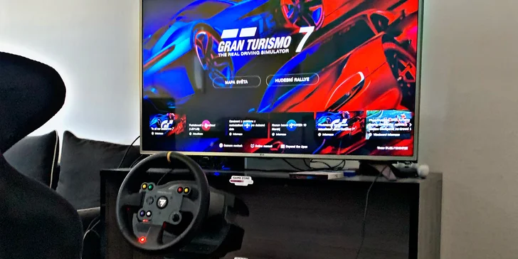 Sestava má volant Thrustmaster 500RS s maximální odezvou a možností přesného řízení, tři kovové pedály a manuální řadící páku a převodovku pro maximální zážitek.