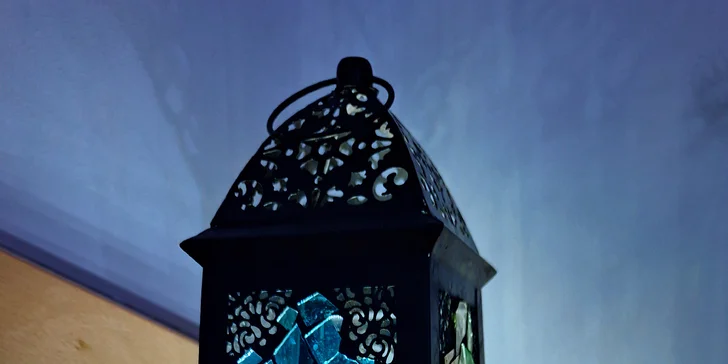 Domů si odnesete lampu či lucernu ozdobenou originální skleněnou mozaikou.
