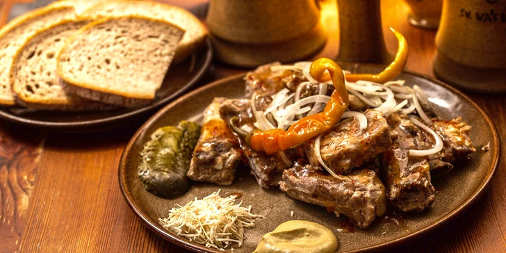 ½ či 1 kg šťavnaté pečínky: Medová nebo pikantní žebra s chlebem i doplňky