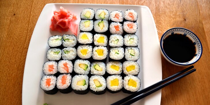 Sushi ve Vršovicích: 24–54 kusů s lososem i krabem, polévkou či závitky