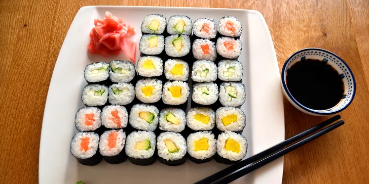 Sushi ve Vršovicích: 24–54 kusů s lososem i krabem + polévka a závitky