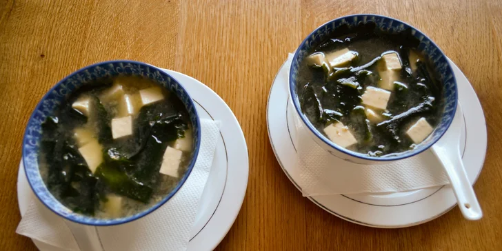 Sushi ve Vršovicích: 24–54 kusů s lososem i krabem + polévka a závitky