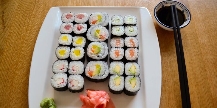 Sushi ve Vršovicích: 24–54 kusů s lososem i krabem + polévka a závitky