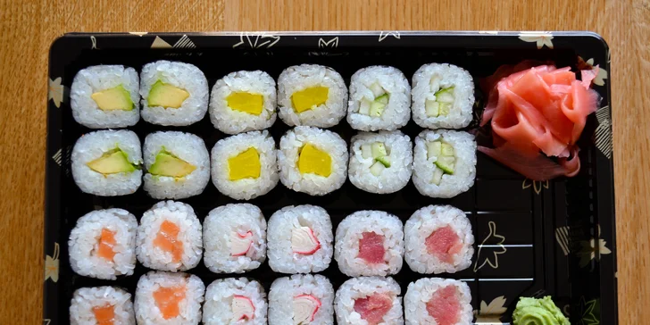 Sushi ve Vršovicích: 24–54 kusů s lososem i krabem + polévka a závitky
