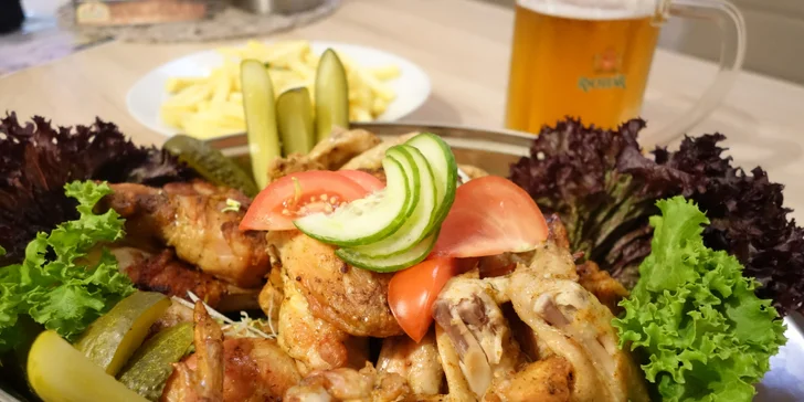 1 kg pečených kuřecích paliček a křidélek i s hranolky a omáčkou