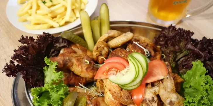 1 kg pečených kuřecích paliček a křidélek i s hranolky a omáčkou