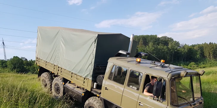 30 minut s gigantem: Adrenalinová jízda ve vozech Tatra 815 až pro 3 osoby
