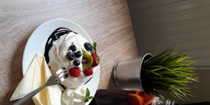 Stavte se na sladkou svačinu: dva dezerty s kávou nebo čajem