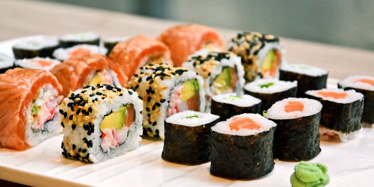 24 lahodných kousků sushi s krabím krémem, lososem a dalšími pochoutkami