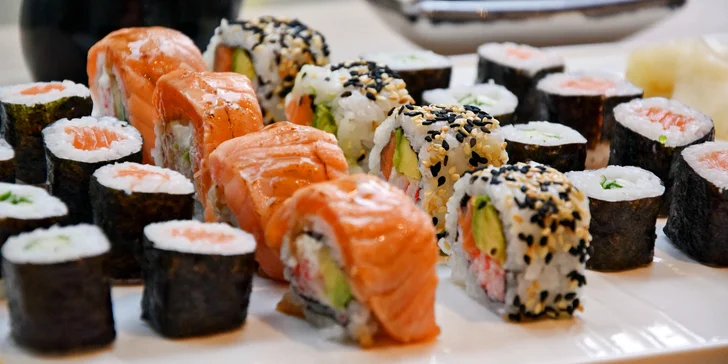 24 lahodných kousků sushi s krabím krémem, lososem a dalšími pochoutkami