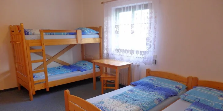 Ubytováni budete v útulně zařízeném pokoji.