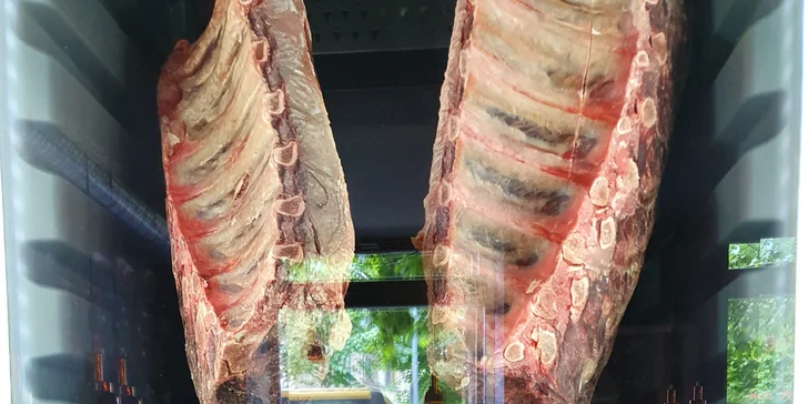 Maso je 3 týdny stařené, aby byl steak ještě lepší, chutnější a voňavější. 