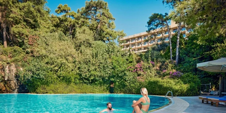 V areálu hotelu najdete venkovní bazén s aktivitami, klidný relaxační bazén pro dospělé, vnitřní krytý bazén a bezpečný dětský bazén ve venkovní oddělené části.