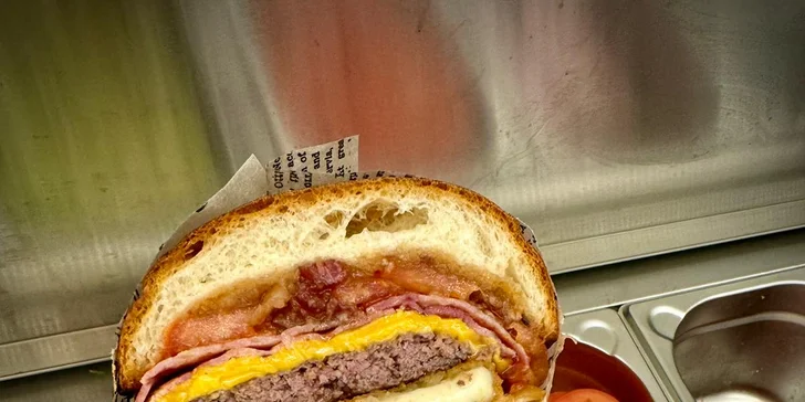 Nebo radši nadupaný burger? Mají i variantu se smažákem!