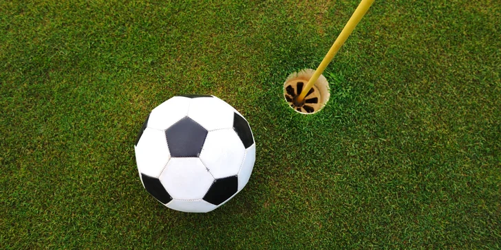 Trochu jiný golf – fotbalgolf: celodenní vstupné na fotbalgolfové hřiště pro 1 až 3 dospělé i rodinu
