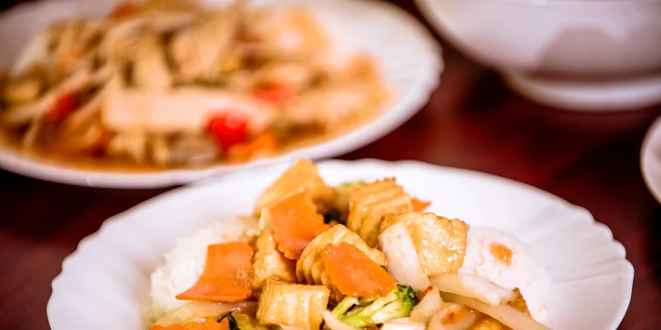 č.32 450g Đậu phụ xào rau s ryžou (Tofu, paprika, sójové klíčky, mix zeleniny, ryža)