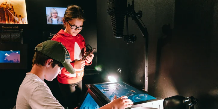 V expozici je také umístěný animační koutek, kde si můžete vytvořit svůj vlastní animovaný film s karlozemanskou estetikou.