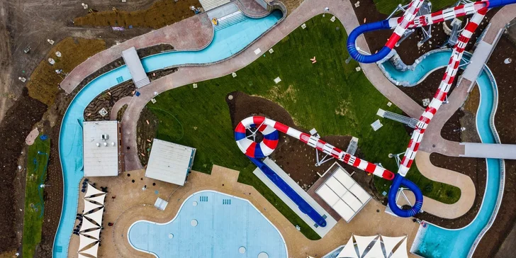 Při jízdě po Lazy River se můžete zastavit u baru na drink. 
