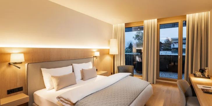 Ubytujete sa v elegantnej dvojlôžkovej izbe alebo Junior Suite v Schloss & Boutiquehoteli Mitterhart.