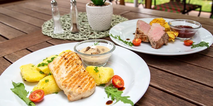 Vepřová krkovice, panenka nebo kuřecí steak a příloha i omáčka dle výběru pro 2 osoby