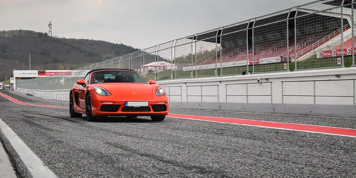 Autodrom Most a Masarykův okruh Brno mají délku 4 212 m, respektive 5 403 m.