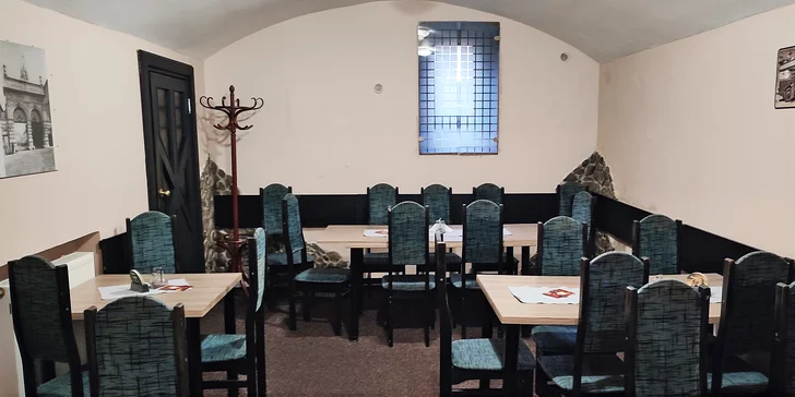 Restauraci najdete přímo u zastávky Dobrovského.