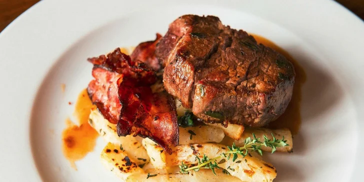 Hovädzí steak so slaninou a zelerovými hranolkami 