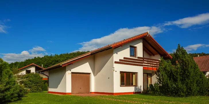Ubytováni budete v apartmánových domech se 4 pokoji a 2 koupelnami a vlastní garáží.