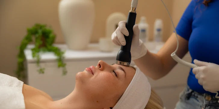 O prirodzene hladší a mladistvejší vzhľad sa následne postará Microneedling Luxe s prístrojom Dermapen, ktorý podporuje vyhladenie jemných vrások.