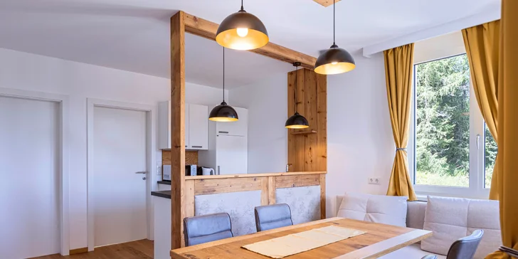 V designu převažuje dřevo a přírodní barvy. 

