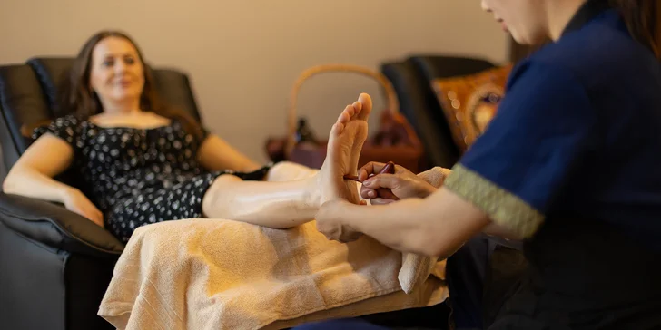 Reflexná masáž chodidiel aj kombinácia s masážou krku, šije a ramien