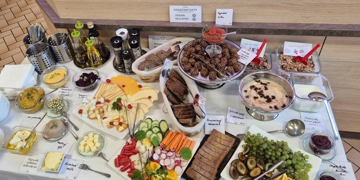 Na snídaních se těšte na domácí kváskový chléb, pomazánky, sýry, lívance, palačinky a spoustu dalších dobrot. 