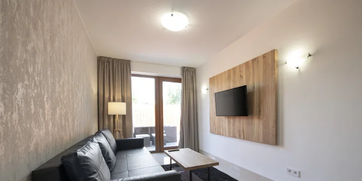 K vybavení patří také TV, k Wi-Fi se připojíte zdarma (rodinný apartmán se dvěma ložnicemi).
