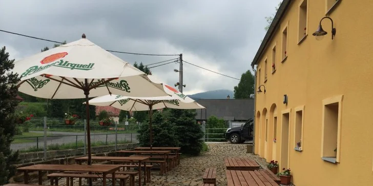 Když vám bude přát počasí, můžete posedět i na zahrádce u restaurace.