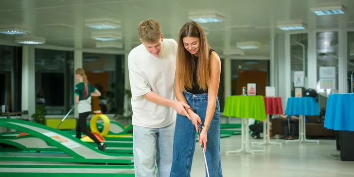 Minigolf je ideální místo na rande.