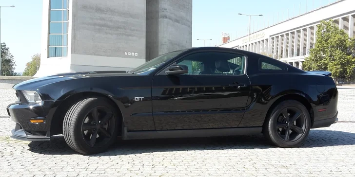 Sešlápněte plyn Fordu Mustang GT: zapůjčení na 60 minut, 24 hodin, víkend i celý týden