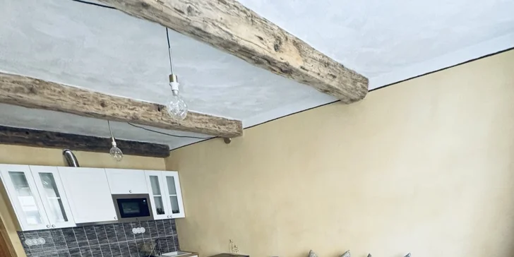 Nechybí vybavená kuchyň. 